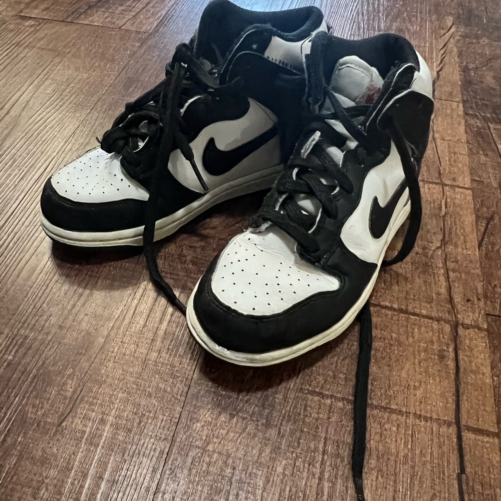 Youth Black and White Sneakers Nike dunk